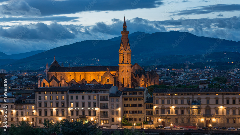 Naklejka premium Side view of Basilica of Santa Croce at night