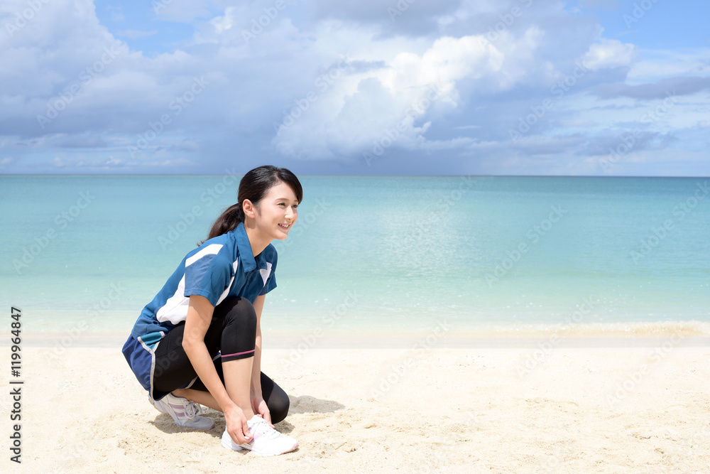 南国の美しいビーチで寛ぐ女性