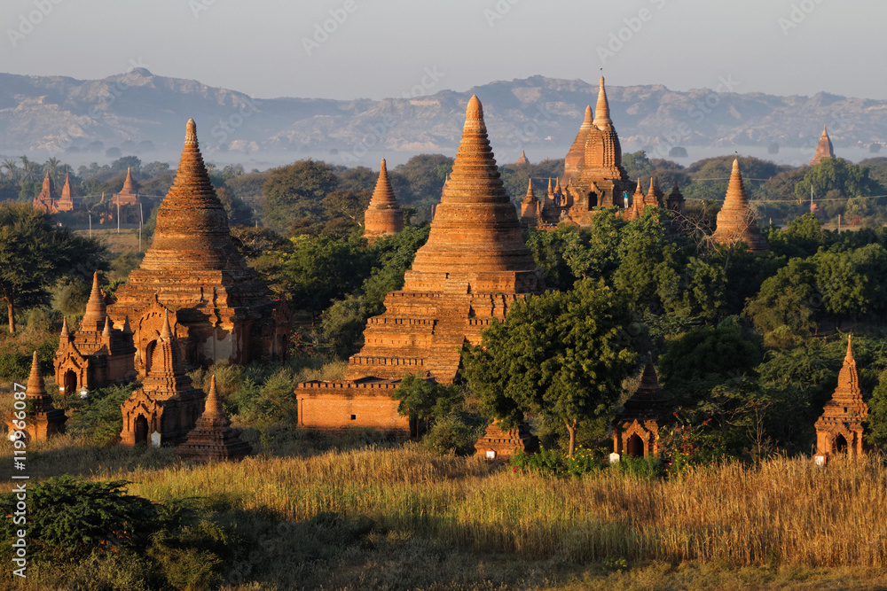 Le soleil se lève sur les pagodes de Bagan