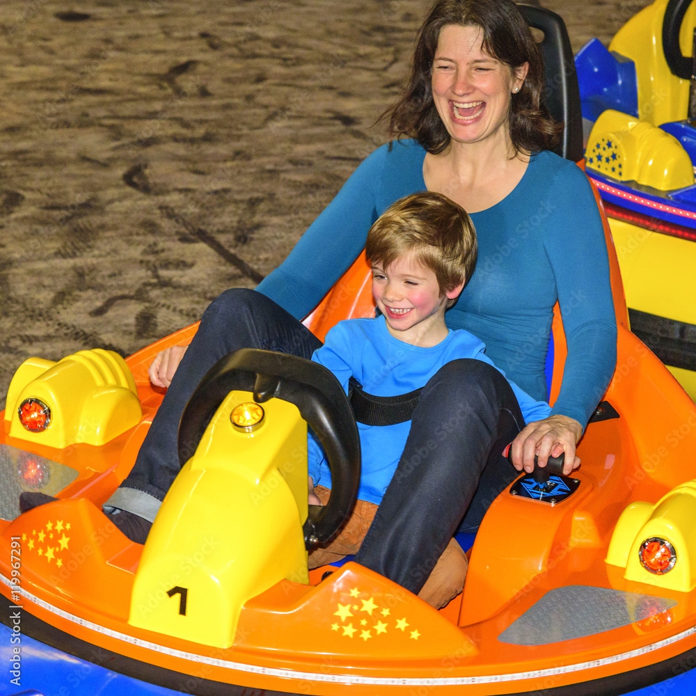 Mutter und Sohn im MiniScooter Photos Adobe Stock