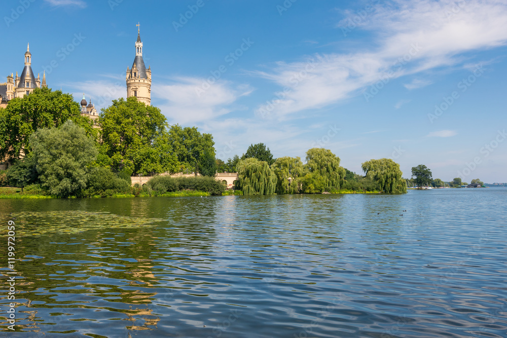 Schlosspark und Schloss in Schwerin, Mecklenburg-Vorpommern in Deutschland Schlosspark und Schloss in Schwerin, Mecklenburg-Vorpommern in Deutschland