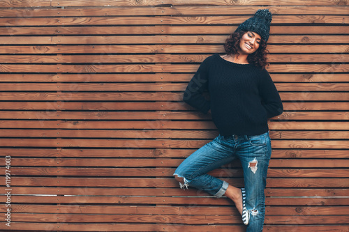 Photos Hipster girl over wooden wall