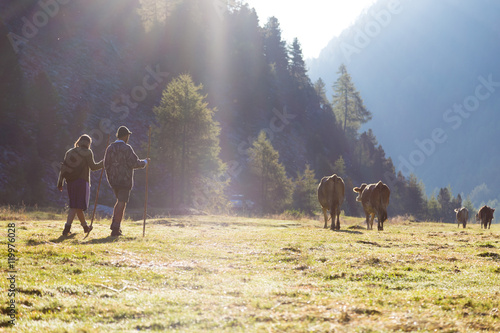 Hirtin und Hirte beim Almabtrieb