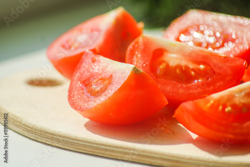 Кусочки свежих красных помидор