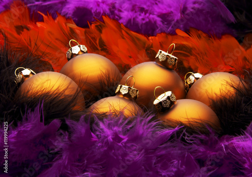 Weihnachtskugeln mit Federdeko