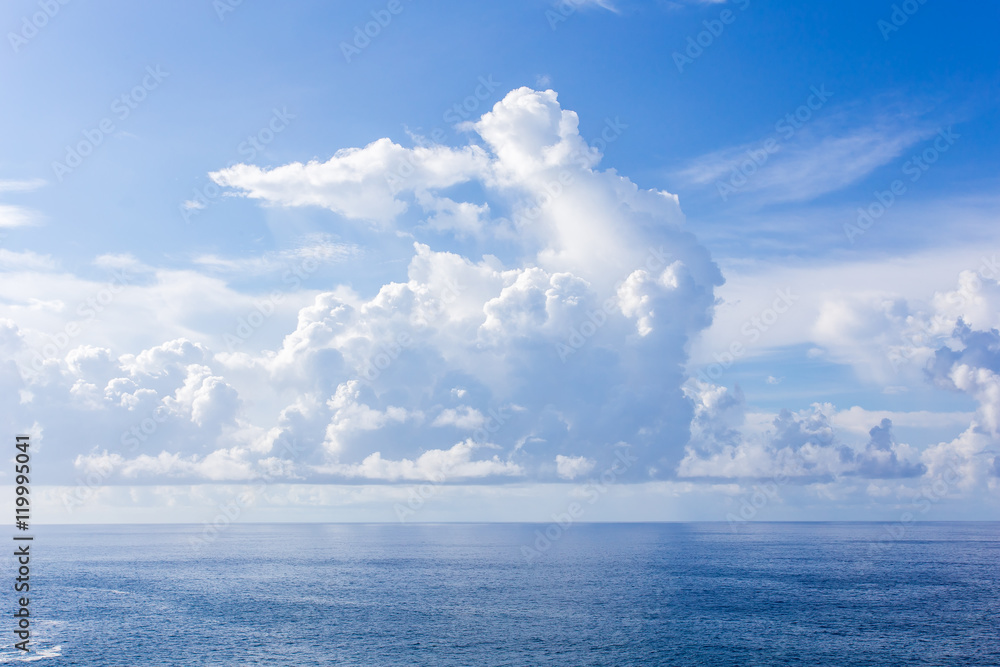 Naklejka premium chmury nad morzem