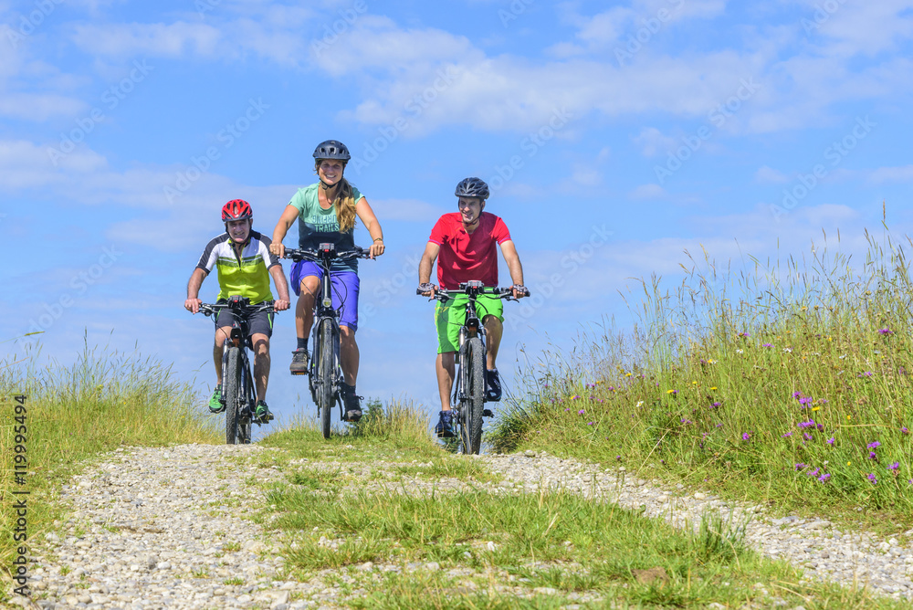 Fototapeta premium mit dem E-Bike im Gelände unterwegs