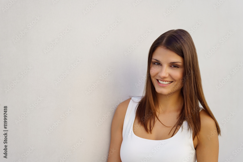 lächelnde frau lehnt draußen an einer wand lächelnde frau lehnt draußen an einer wand