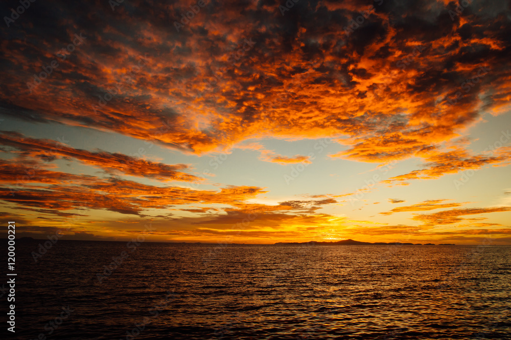 Fototapeta premium Dynamic sunset at sea