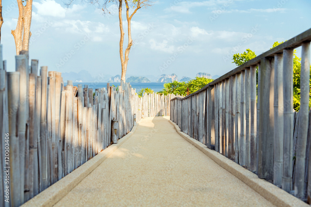 Obraz premium road with fence at seaside