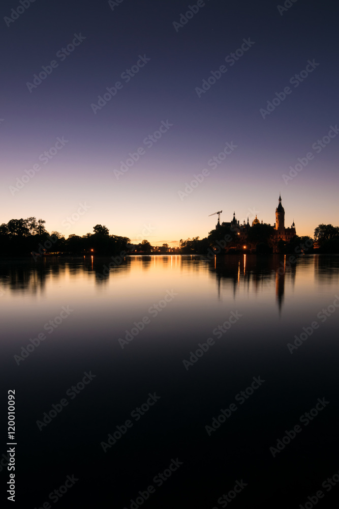 Schloss und Schweriner See in Schwerin am Abend, Mecklenburg-Vorpommern in Deutschland Schloss und Schweriner See in Schwerin am Abend, Mecklenburg-Vorpommern in Deutschland