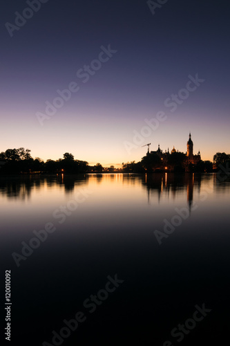 Schloss und Schweriner See in Schwerin am Abend, Mecklenburg-Vorpommern in Deutschland © kentauros