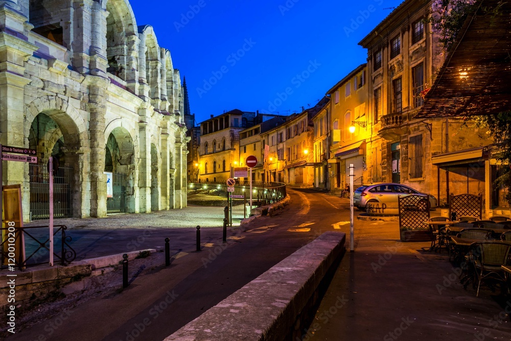 Arles touristique la nuit.