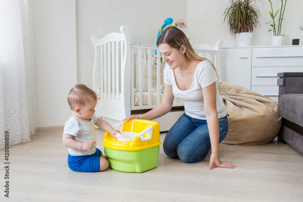 Ταπετσαρία Young mother sitting on floor at living room and teaching her 10