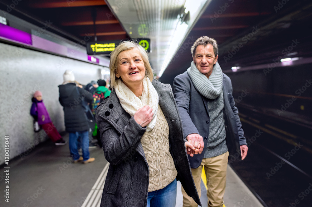 Ταπετσαρία Senior couple at the underground platform, waiting