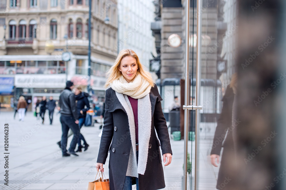 Φωτογραφία Woman window shopping in centre of the city. Winter