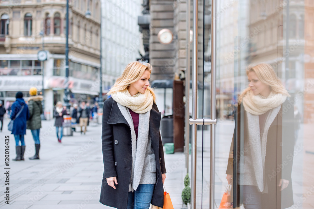 Φωτογραφία Woman window shopping in centre of the city. Winter