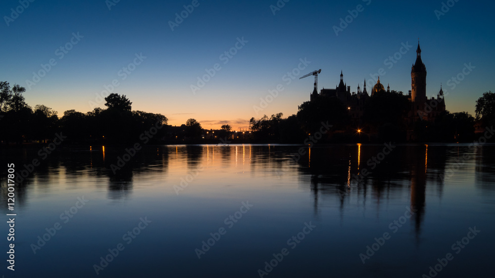 Schloss und Schweriner See in Schwerin am Abend, Mecklenburg-Vorpommern in Deutschland