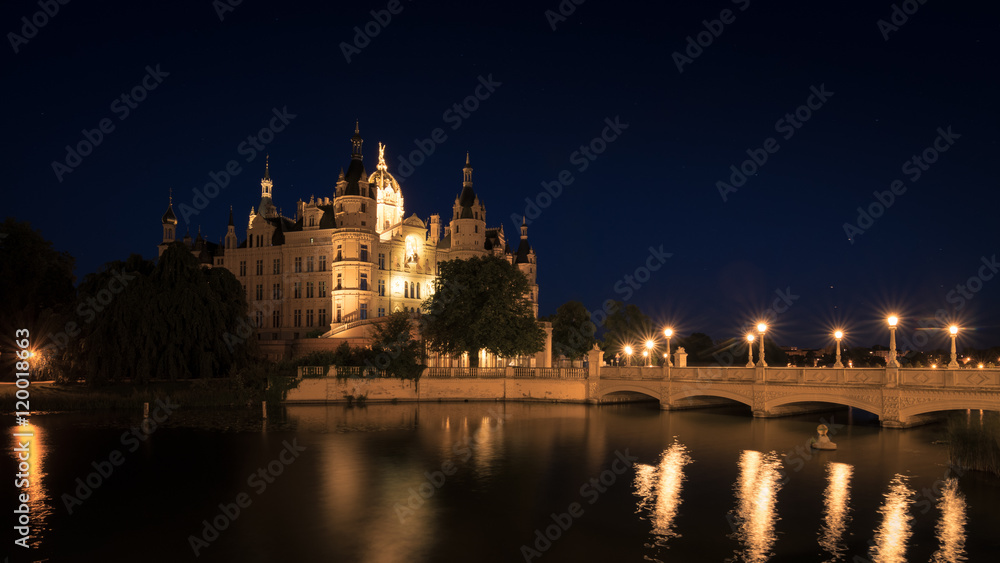 Schloss und Schlossbrücke in Schwerin am Abend, Mecklenburg-Vorpommern in Deutschland