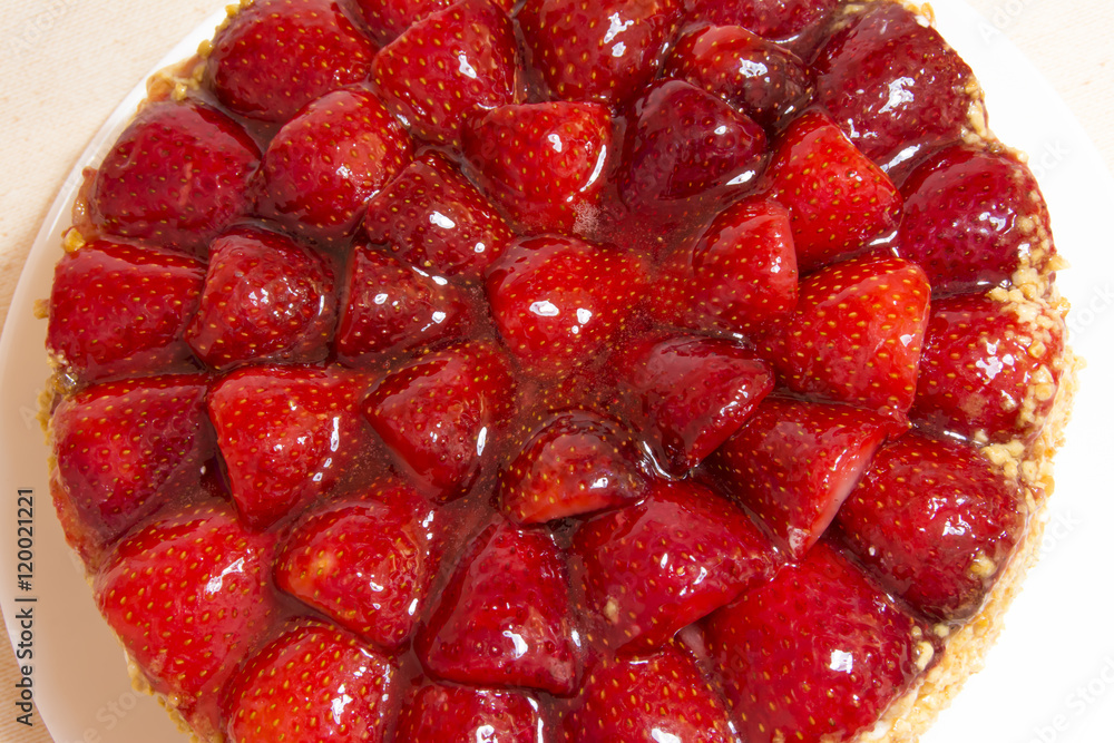 Strawberry cake with almonds and cream Strawberry cake with almonds and cream