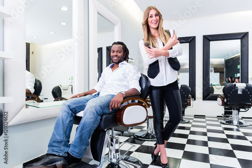 Barber und client in salon or shop