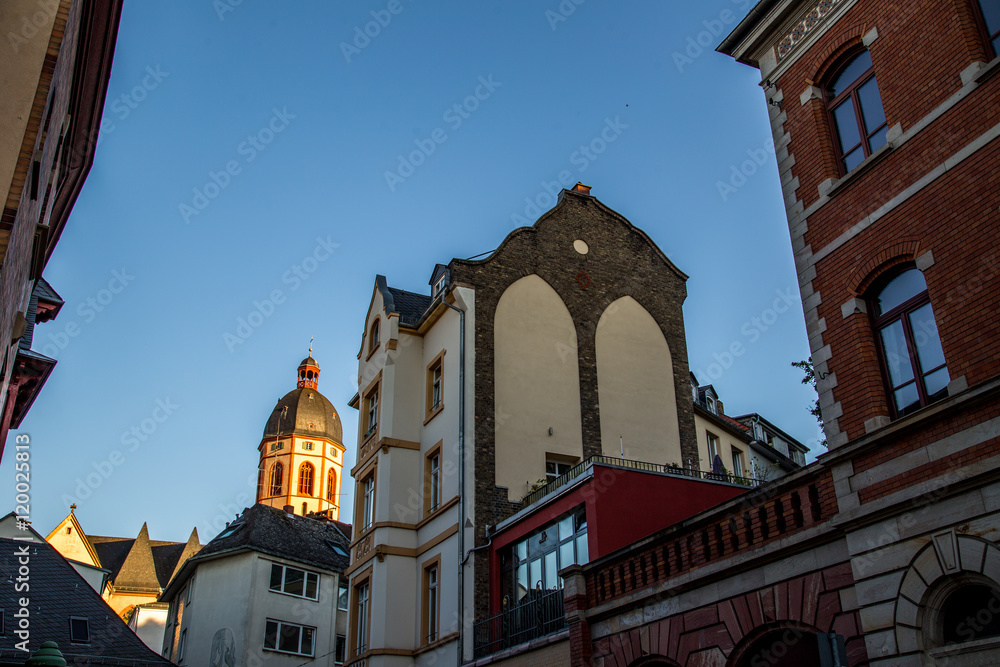 Turm der Stephanskirche in Mainz an einem Sommerabend