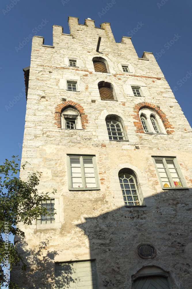 Ett gammalt högt hus i världsarvsstaden Visby