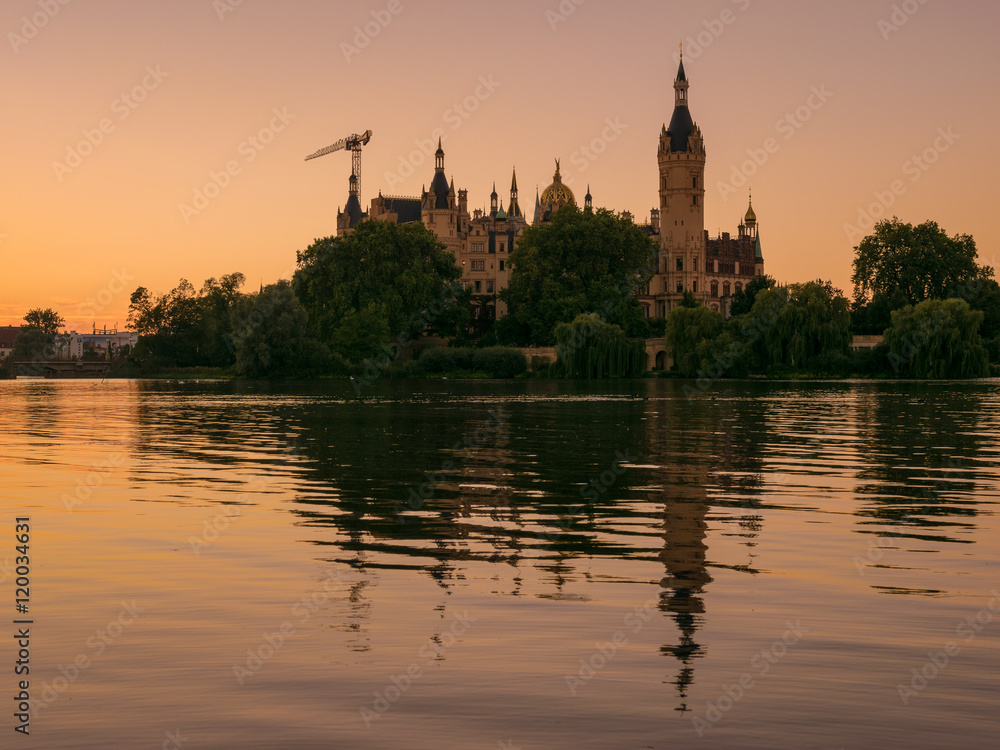 Schloss in Schwerin am Abend, Mecklenburg-Vorpommern in Deutschland
