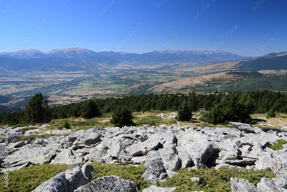 La Cerdagne espagnole dominée par la Sierra del Cadi (alt 2648 m), vue du Pic dels Moros