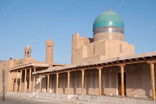 Zabudowa Buchary z kopułą meczetu i minaretem kompleksu Poi Kalon.