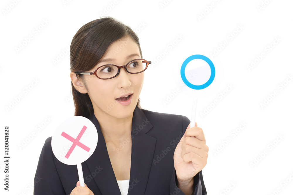 判定する女性 判定する女性