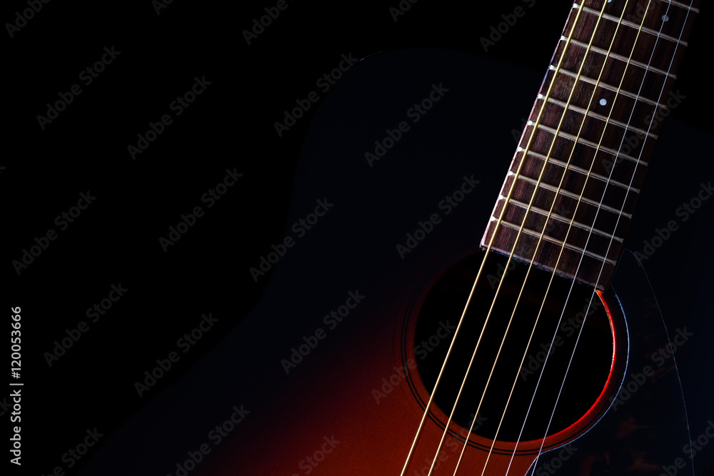 Obraz premium sunburst gitara akustyczna i piękne światło obręczy sześciu strun, progi i kształt ciała, na czarno na tle muzyki