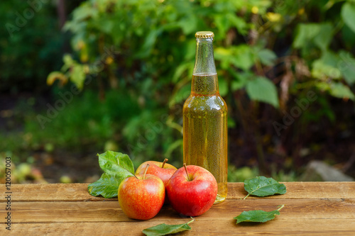 apple cider and fresh apples