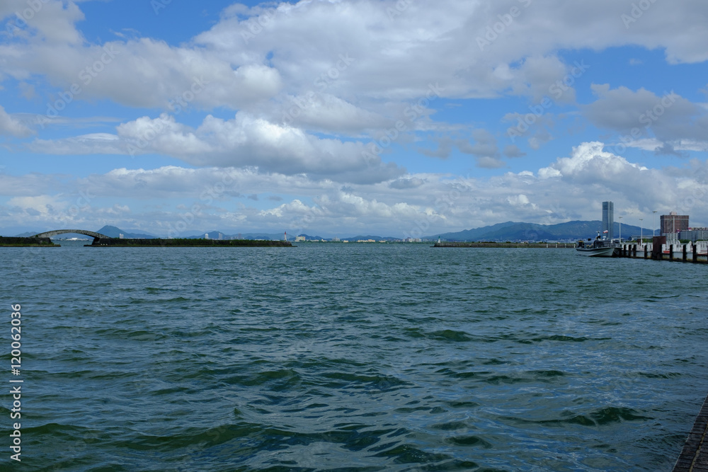滋賀県琵琶湖の湖畔の様子