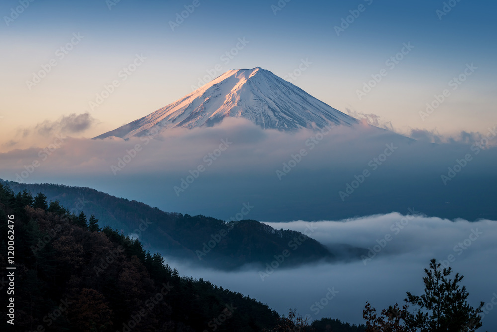 Naklejka premium Mount Fuji enshrouded in clouds with clear sky from lake kawaguchi, Yamanashi, Japan