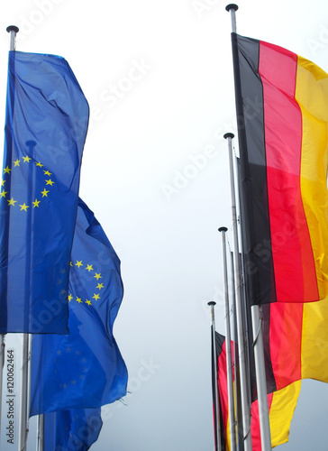 Europa- und deutsche Flaggen Seite an Seite