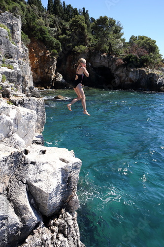 Mädchen beim Sprung ins Meer