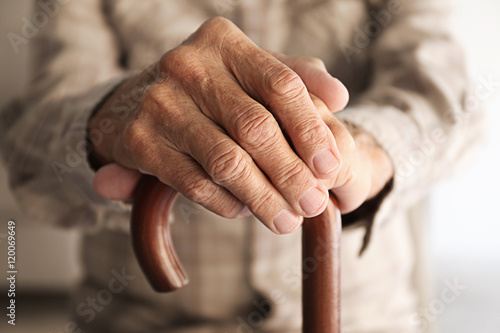 Billede på lærred Old man hands on walking stick