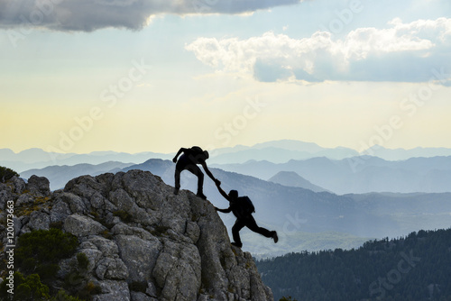 sıradağların zirvesine tırmanan dağcılar © emerald_media
