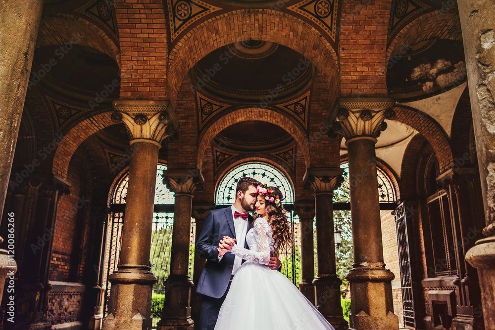 Obraz premium Groom and bride near the columns