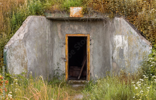 Foto The view of the entrance to an abandoned Soviet military bunker