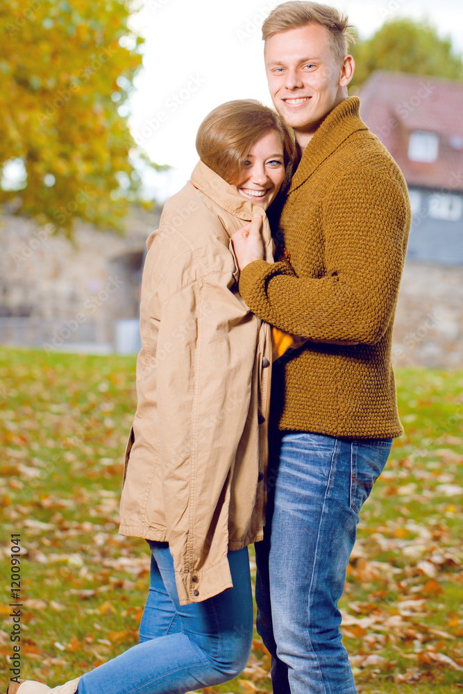 Fototapeta premium Paar im Herbst park 