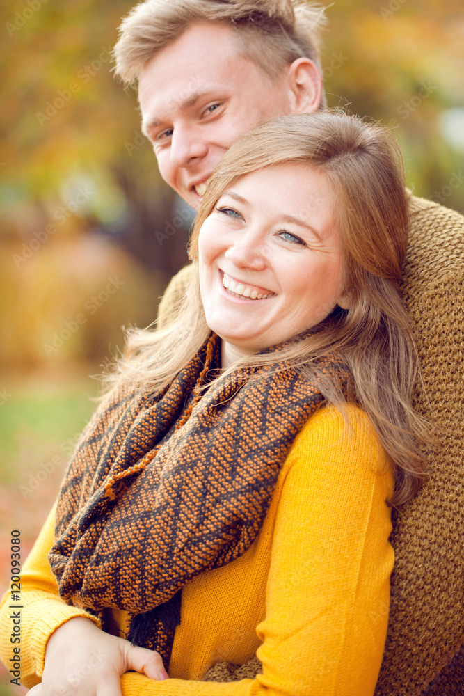 Fototapeta premium Paar im Herbst Park 