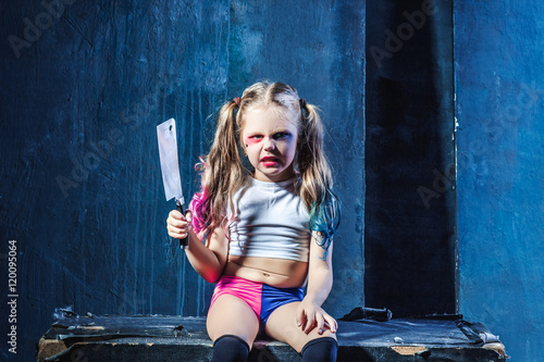 Φωτογραφία Horror shot: a scary evil girl with bloody knife