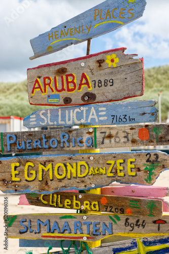 Richtungsschilder am Strand von Egmond aan Zee, Nordholland, Niederlande