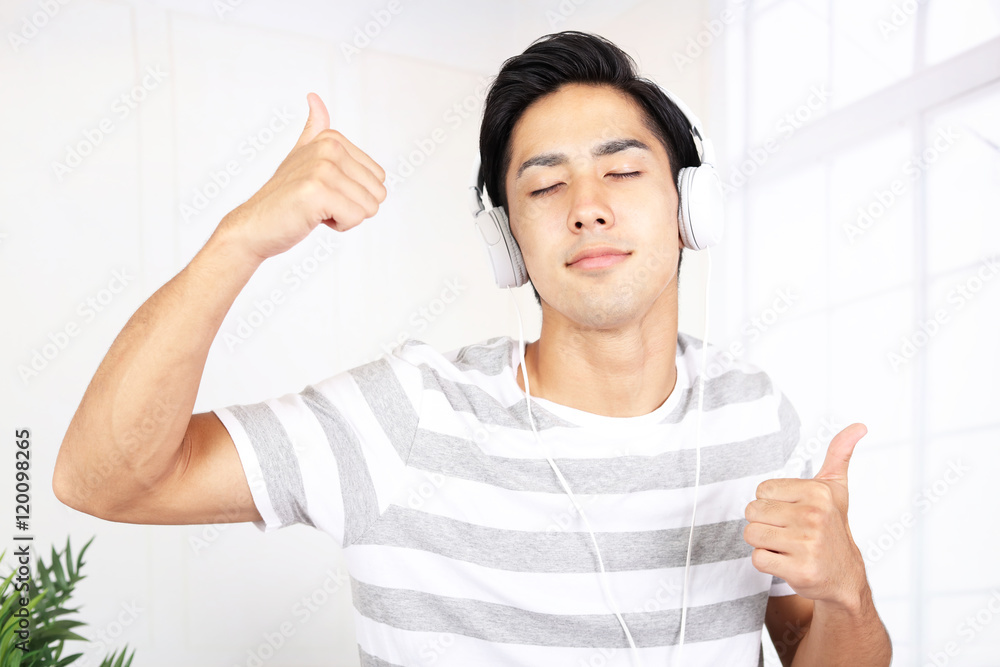 ヘッドフォンをする男性