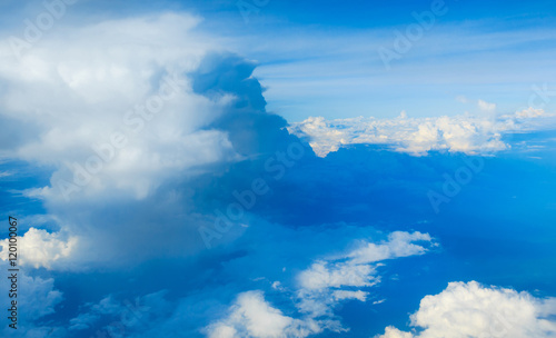 clouds in the blue sky © Pakhnyushchyy