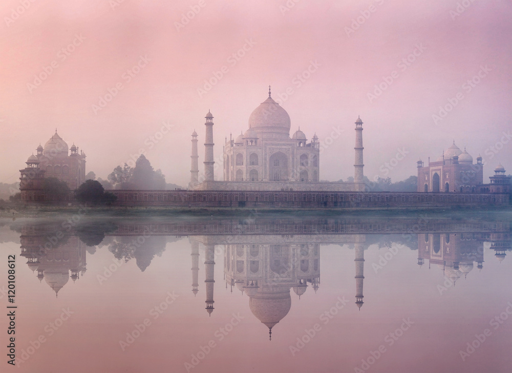 Fototapeta premium Taj Mahal in morning fog, Agra, India