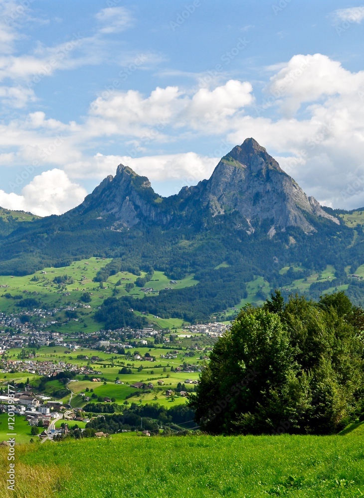 Die Berge grosser und kleiner Mythen, darunter die Häuser der Gemeinde Schwyz in der Zentralschweiz, Schweiz