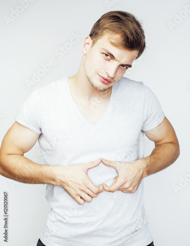 Foto young handsome man on white background gesturing, pointing, posing emotional, cu